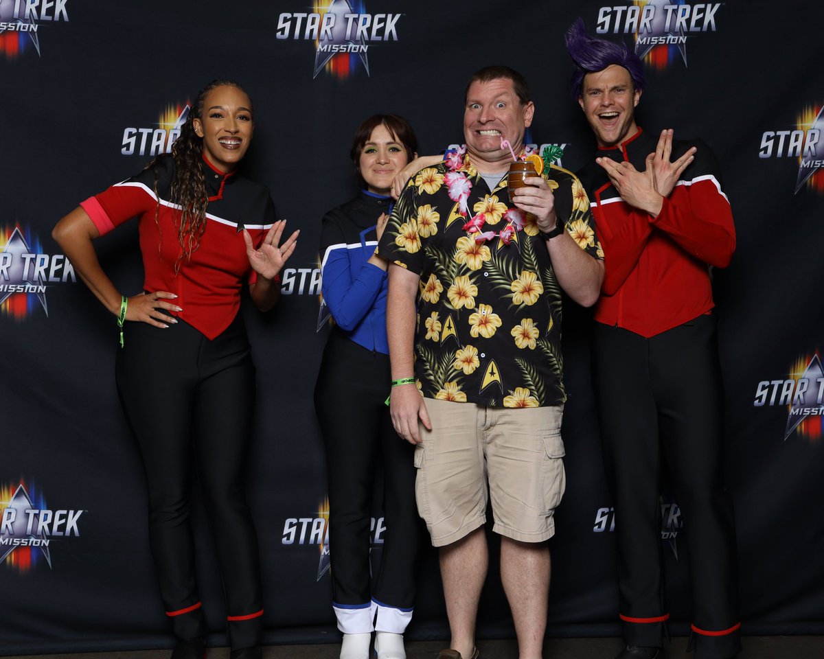 trekkiebogle's tweet image. So glad the photographer captured the exact moment my soul left my body getting a picture with @TrondyNewman @JackQuaid92 and @RealTomHankz!  #StarTrekCHI is the best!!!! #StarTrekMissionChicago