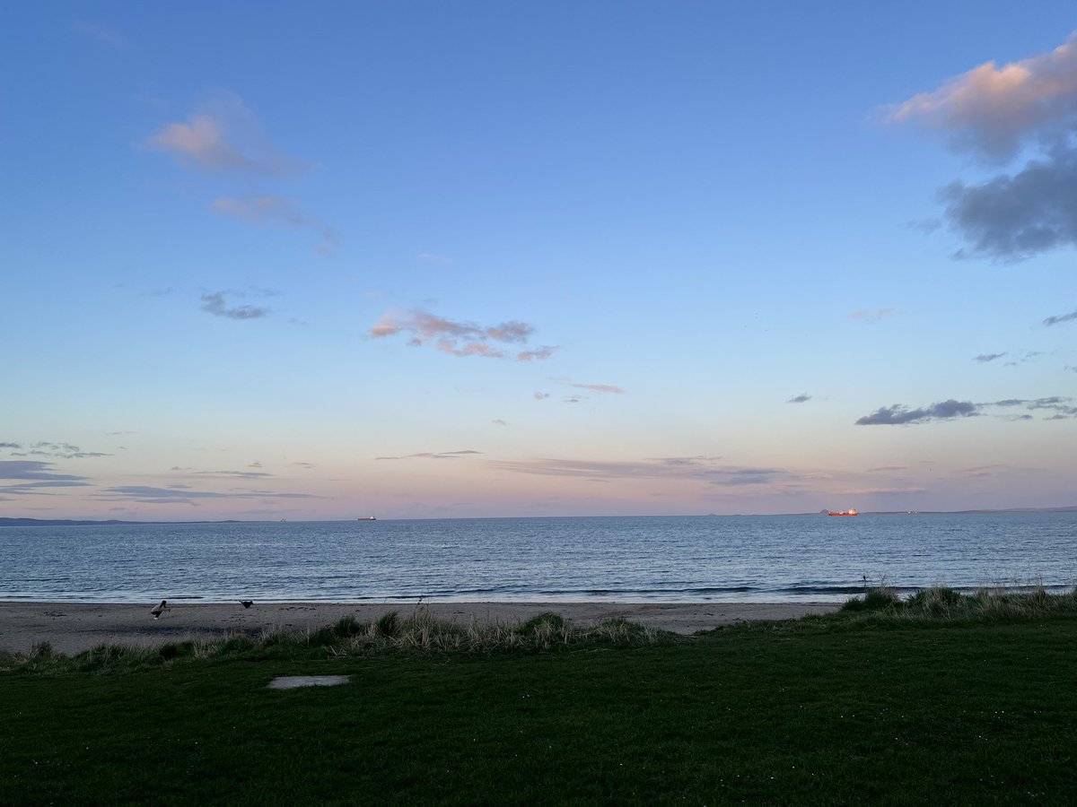 Burntistudio's tweet photo. Gorgeous evening on the #Fife coast https://t.co/zxNHQfsFPl
