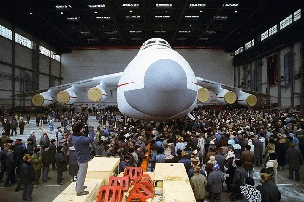 thelanjampod's tweet photo. The world’s largest airplane, the An-225, on its debut in 1988. 

#aviation #antonov #an225 #antonov225 #Ukraine #USSR #buranshuttle https://t.co/ejBGytsKRu