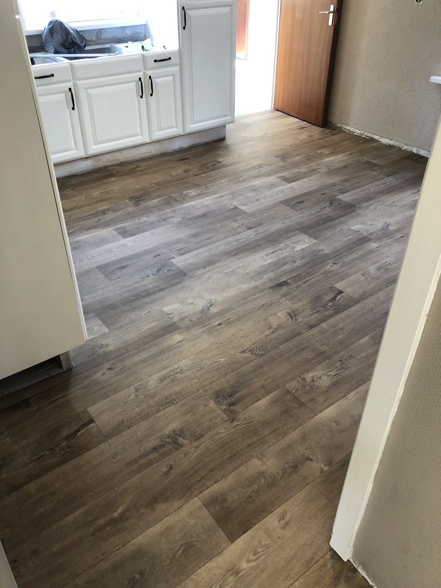 floortender's tweet photo. Vandaag bij een vriend een mooie #interfloor #dynamic vinyl gelegd. In mijn ogen het beste pvcvinyl op de markt. Goed te snijden, maat en vormvast, prints repeteren niet vlak bijelkaar, matte afwerking. Echt top https://t.co/ahlIX8cQGQ