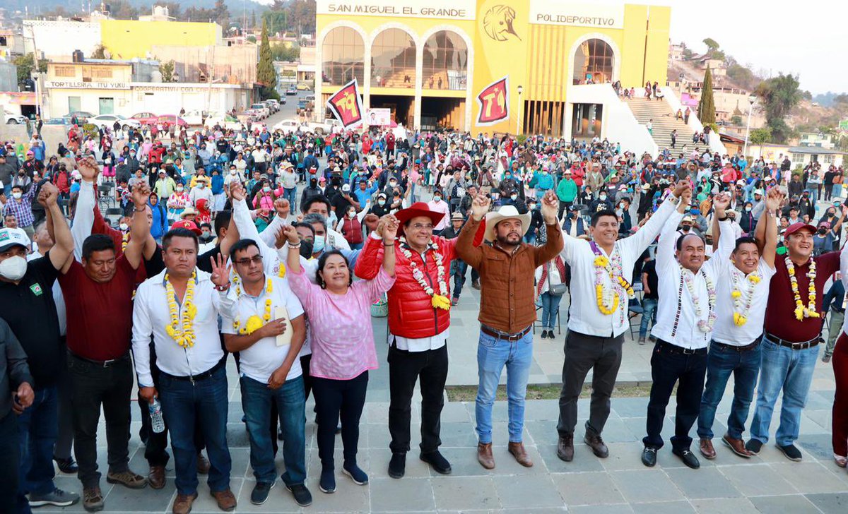 BenjaminRoblesM's tweet photo. ¡En San Miguel el Grande el movimiento de la esperanza ya nadie lo puede detener! 

¡Votar por el PT es votar por la 4T! 🙌🏾

El #PT refrenda su apoyo incondicional a @salomonj, candidato de la Coalición #JuntosHacemosHistoria.

#VotaPT https://t.co/UjuNoUOcBp