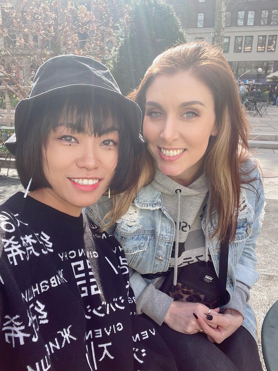 Jonesyspacecat's tweet photo. Me and my flat hair got to meet the fashion Queen of NYC!
@LittleNeedle886 ๐๐ https://t.co/6jPB9OtR0I