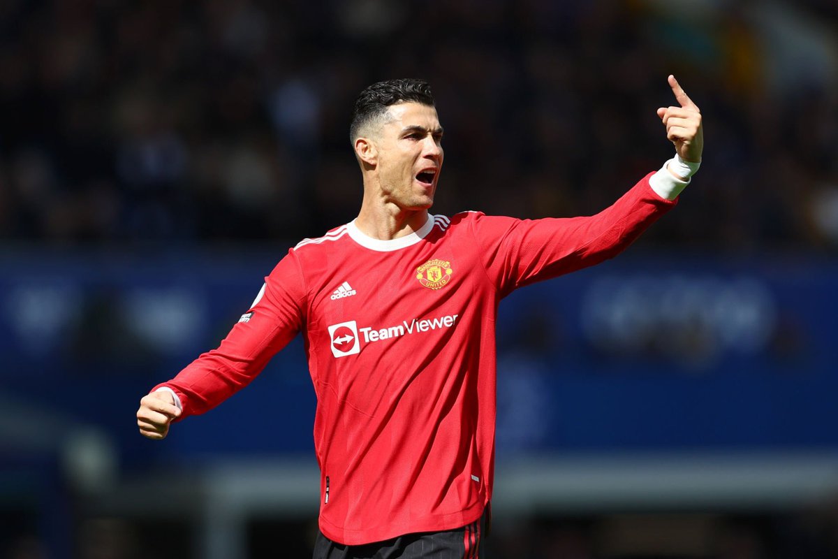 CR7Brasil's tweet image. Cristiano Ronaldo pede desculpas ao torcedor e o convida para assistir um jogo do Manchester United no Old Trafford.