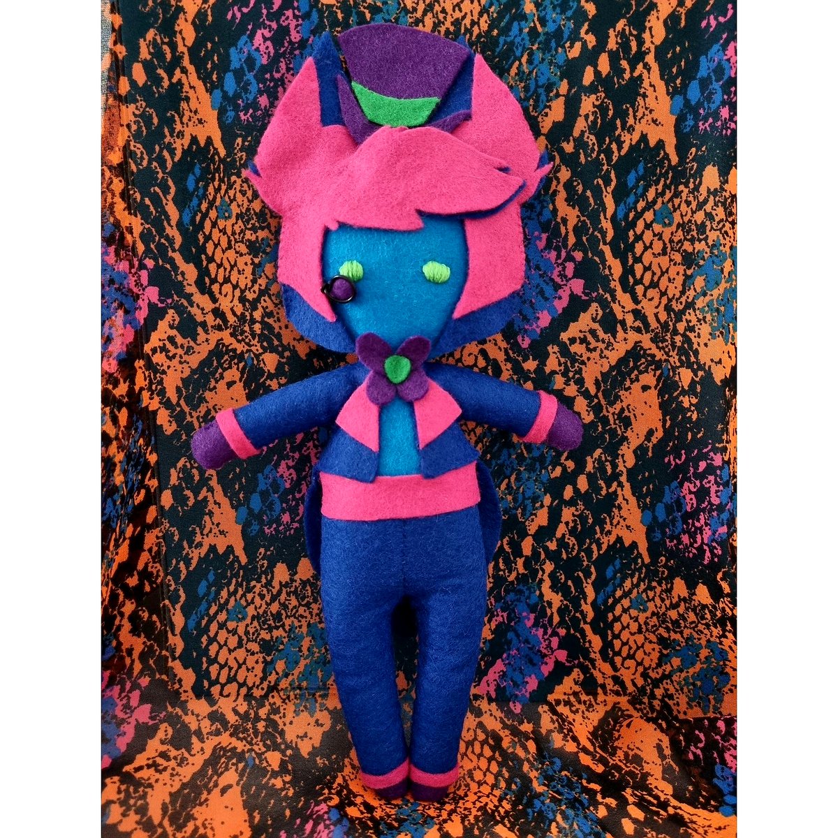 rosetintedbliss's tweet photo. My first attempt at Neon Alastor! For more felt creations please follow my other account @PeonyBloomCraft 
#HazbinHotel #HazbinHotelAlastor #hazbinmerch #Alastor #HazbinHotelFanart https://t.co/5YGpKFs9N7