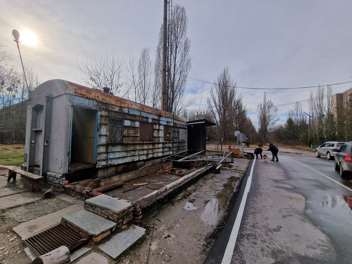 napromieniowani's tweet photo. Rosjanie wywieźli z opuszczonego miasta Prypeć super tajną taktyczną kanciapę, w której zawsze siedziało dwóch ochroniarzy sprawdzających przepustkę.

Z takim zapleczem nic nie będzie straszne "drugiej armii świata". https://t.co/bWu7CfIvY8