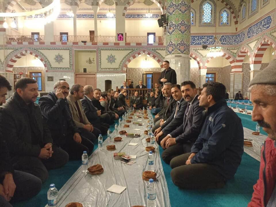 📍”ÜMMET İFTARINDAYIZ..!

Van Sivil Dayanışma İnisiyatifi (Van-SDİ) olarak düzenlediğimiz 
Ramazan’da gösterişli sofralardan uzak, mütevazı sofralara dikkati çekmek ve İslam coğrafyasında yaşanan acıları paylaşmak amacıyla düzenlenen geleneksel
 “Ümmet İftarı”ındayız.

#vanSDİ