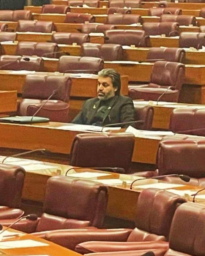 AliAgral4's tweet photo. 174 people are hooting at #AliMuhammadkhan, passing negative comments but still he is standing there, speaking like a tiger and defending his leader.#what_a_man #BaniGala #BehindYouSkipper https://t.co/DXMc1A4LUo