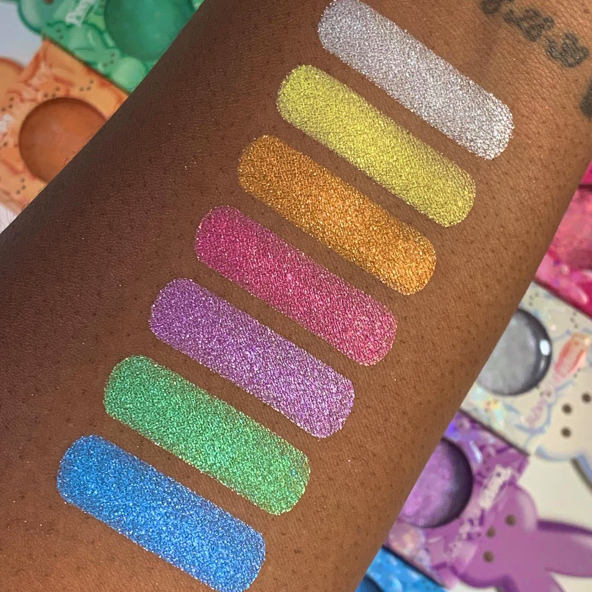 🐣 Swatches of the NEW PEEPS x <a href="/ColourPopCo/">ColourPop Cosmetics</a> collection now available! Check out the 7 NEW crème to powder super shock shadows 🐰
.
💰 save $5 off your purchase with code “5CHIP” 💜
.
#colourpop #peeps #gifted/PR