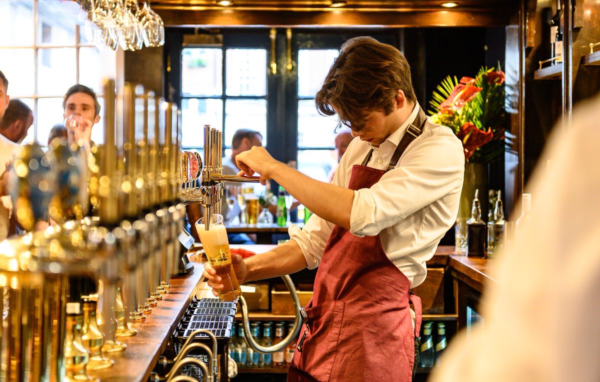 ChesterfieldW1's tweet photo. Join us tomorrow for a pint or two! And don’t forget our delicious Sunday Roast #sundayroast #beer #sunday #mayfairlondon #londonlife #redpub #service #2022 #redpub #pubsofinstagram https://t.co/PI6cLsAl6w