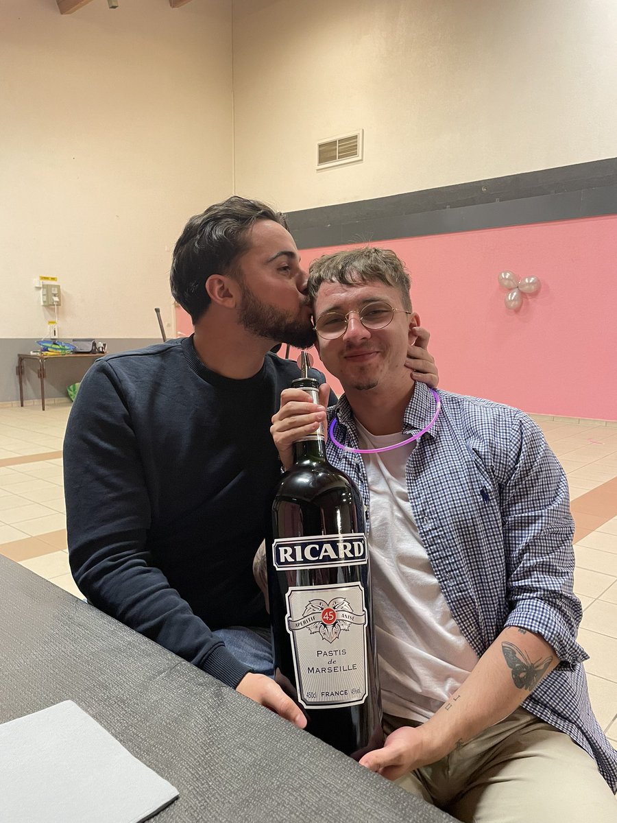 après plus d’une année de négociations acharnées, nous sommes très très très très très fiers de vous annoncer enfin la signature du n°8 le plus talentueux des années 2020, messieurs-d’ales, BENJAMIN BARTHOLET