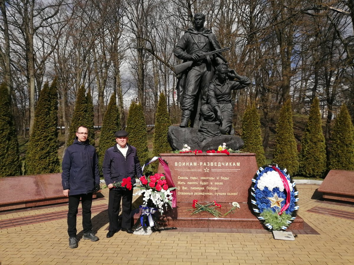 MID_Kaliningrad's tweet photo. 🌹Today diplomats of @MID_Kaliningrad participated in a rally to commemorate the Soviet soldiers captured Königsberg in 1945 and to support #Russia's special military operation in #Ukraine.

🔗 https://t.co/gSQWclSfAS https://t.co/txwnTE9eX9