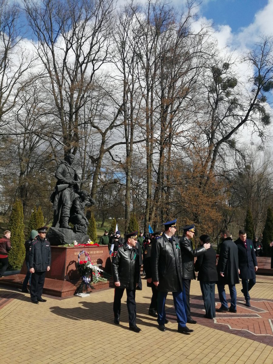 MID_Kaliningrad's tweet photo. 🌹Today diplomats of @MID_Kaliningrad participated in a rally to commemorate the Soviet soldiers captured Königsberg in 1945 and to support #Russia's special military operation in #Ukraine.

🔗 https://t.co/gSQWclSfAS https://t.co/txwnTE9eX9
