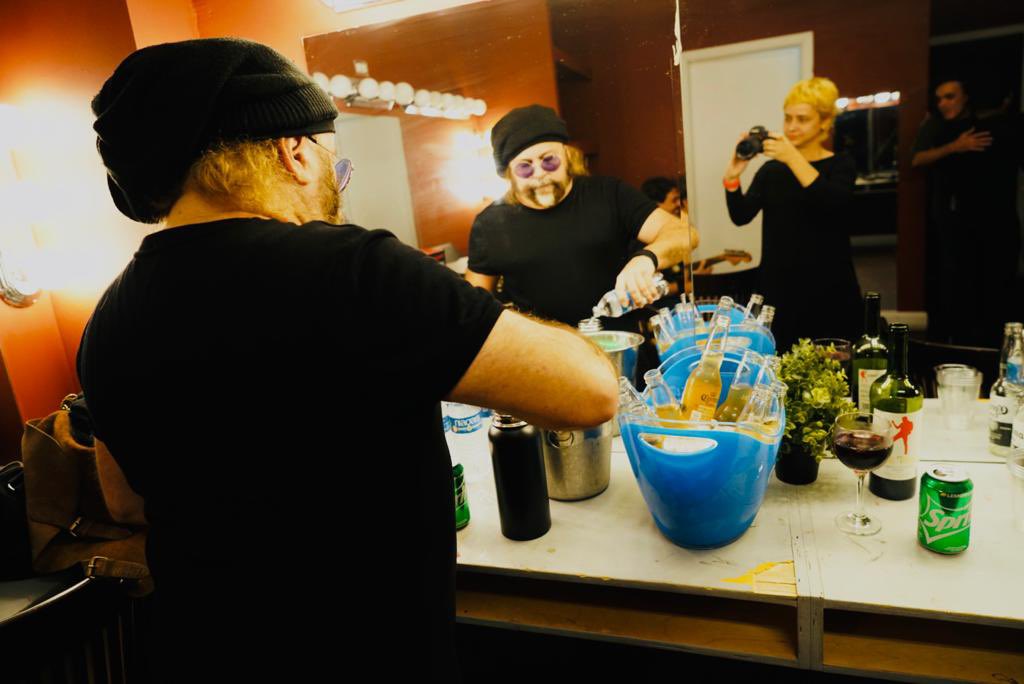 elmurodelgnomo's tweet photo. #CarlosVarela y la banda listos para salir a dejarlo todo en el escenario… #ComienzaElShow.
.
.
.
.
.
📸: Olivia Prendes D Espaux https://t.co/j4g5NFZ6zP