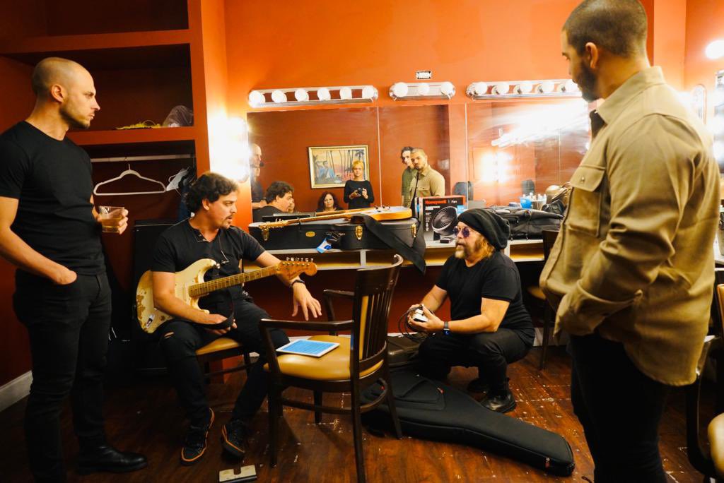 elmurodelgnomo's tweet photo. #CarlosVarela y la banda listos para salir a dejarlo todo en el escenario… #ComienzaElShow.
.
.
.
.
.
📸: Olivia Prendes D Espaux https://t.co/j4g5NFZ6zP