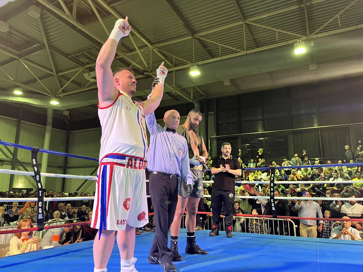 Aldo Leonet redevient champion de France des poids lourds par abandon de Nicolas Wamba sur blessure à l’entame de la sixième reprise.