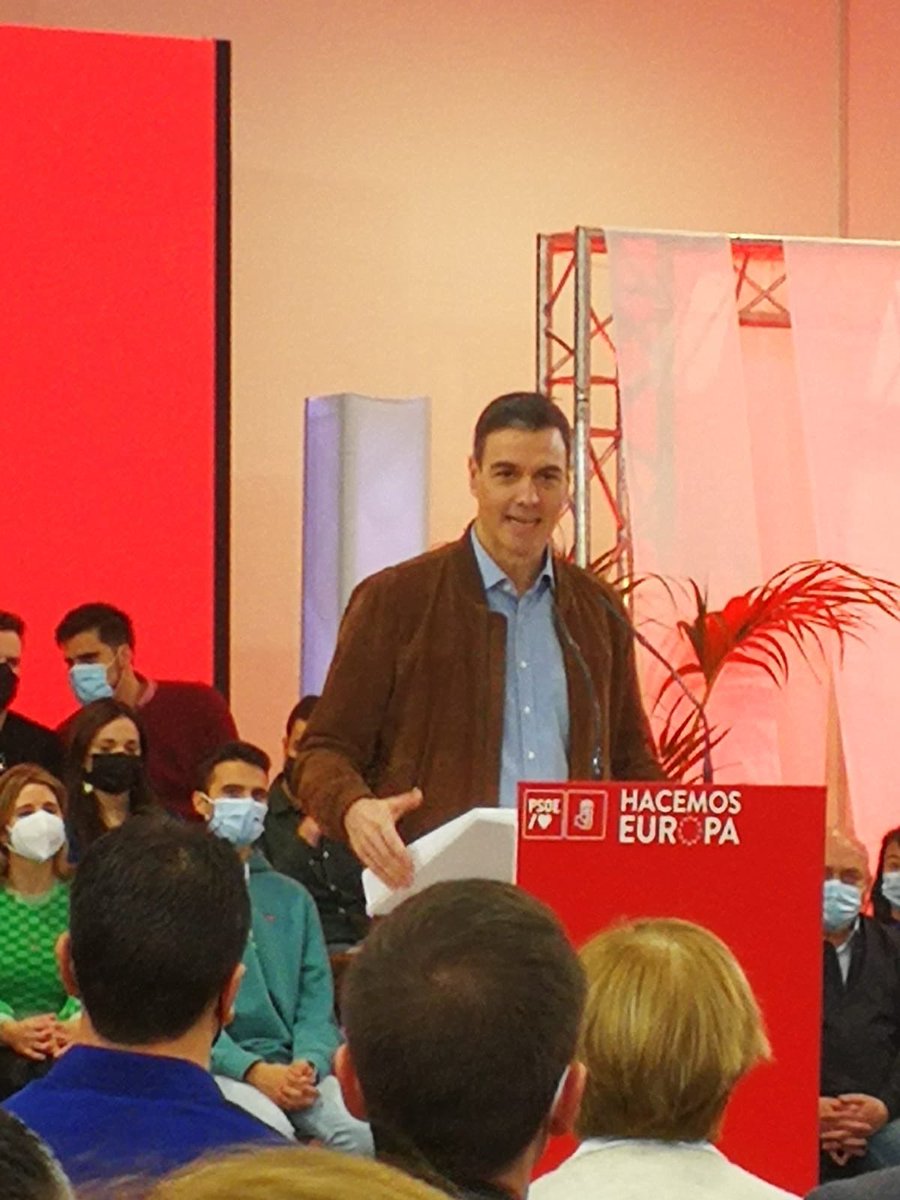fuente_monica's tweet photo. Frente al Madrid de Almeida y Ayuso el @PSOE tiene un proyecto político que defiende los derechos de la ciudadanía.

Queremos un #Madrid para tod@s, no para unos pocos.

Hoy en El Rastro con el presidente @sanchezcastejon, @juanlobato_es y @MercedesDS21. https://t.co/Rz4DpctndE