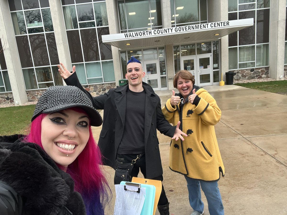 satinephoenix's tweet photo. 7of11 #stonephoenix #stonephoenixwedding @GaryCon @StoneJamison @satinephoenix @vorpahlsword @lukegygax @GeekyPinup @ToddStashwick @Bello_Music_ https://t.co/MA8ZaotCfI