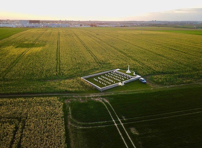 FrontLine Tour Day 2: Ypres to Arras passing significant battle areas. Had a private visit to underground tunnels, not open to public, that troops would’ve been in 105 years ago today.

Concluding with a candlelit ceremony at Houdain Lane Cemetery.

Pics: facebook.com/14135870455674…