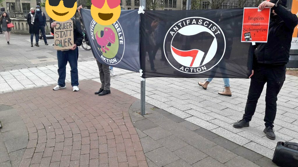 reclaimrosalux1's tweet photo. #Düsseldorf: Viel weniger von ihnen seit langer Zeit - möglicherweise sind aber auch viele in #Gelsenkirchen bei #NOAfD oder bei Karl Lauterbach in Essen und Mülheim/Ruhr. Sie haben Angst vor Echsen - wir überzeugten sie😏

Trommelgruppe aus Bochum: 🙉🙉🙉🙉#dus0904 #ECHSPERTISE https://t.co/d0F4KtfqyD