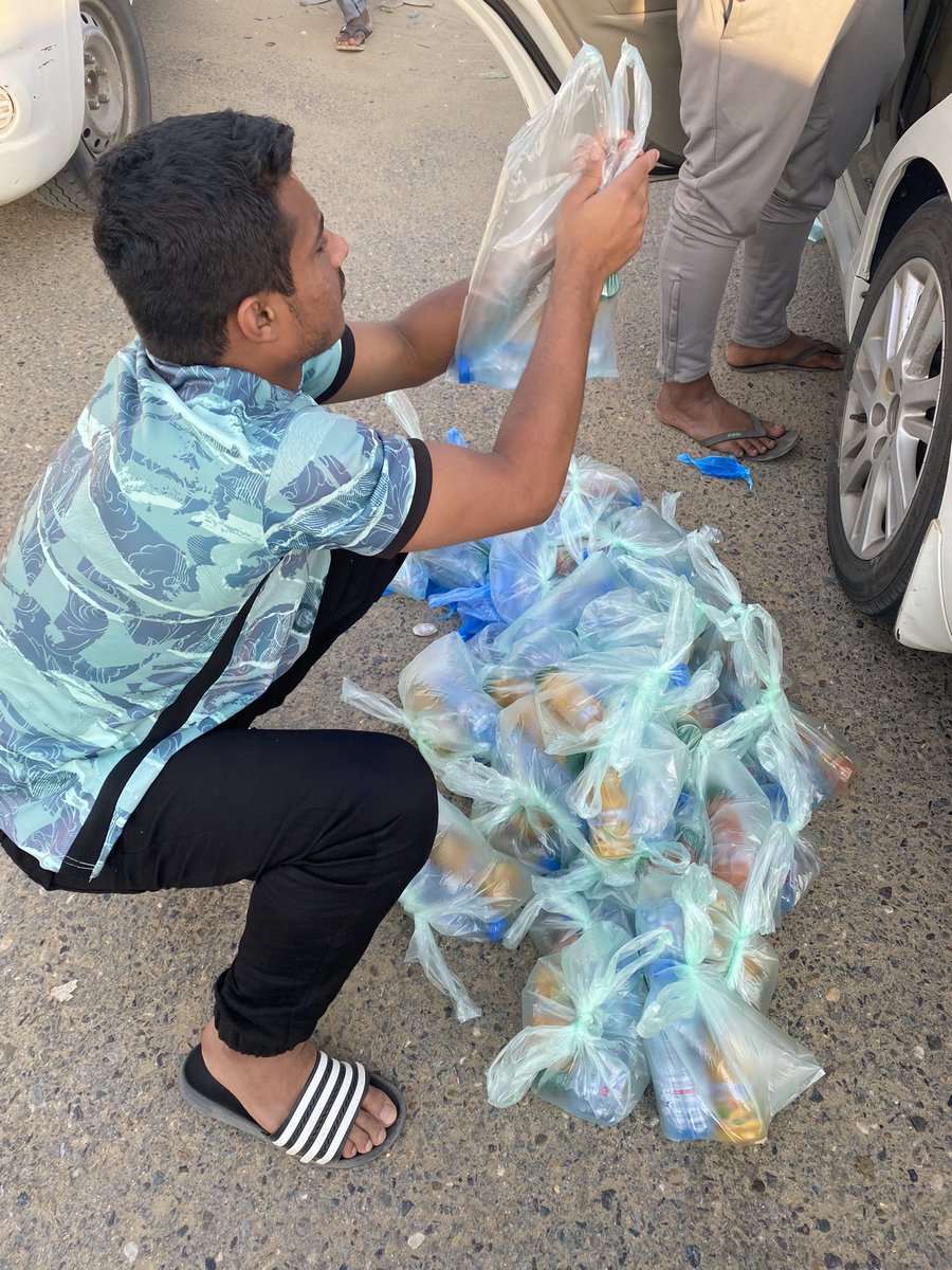 sahil_yabh's tweet photo. بالشراكة مع #مجموعة_جود التطوعية والمسؤولية الاجتماعية بنادي السد@ALSADD1414 وزعت اللجنة مساء يوم السبت 9/8 
100 وجبة إفطار صائم على الإخوة المقيمين .. https://t.co/chvY0Wv7Wb