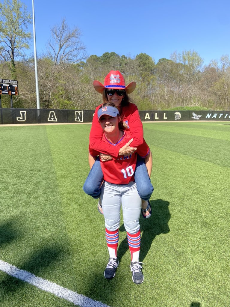 🤠AGGIE AWARD🤠
Grammy gets the Aggie hat today! She is our number one fan! Thank you for all of the love and support and snacks you have brought to the team!