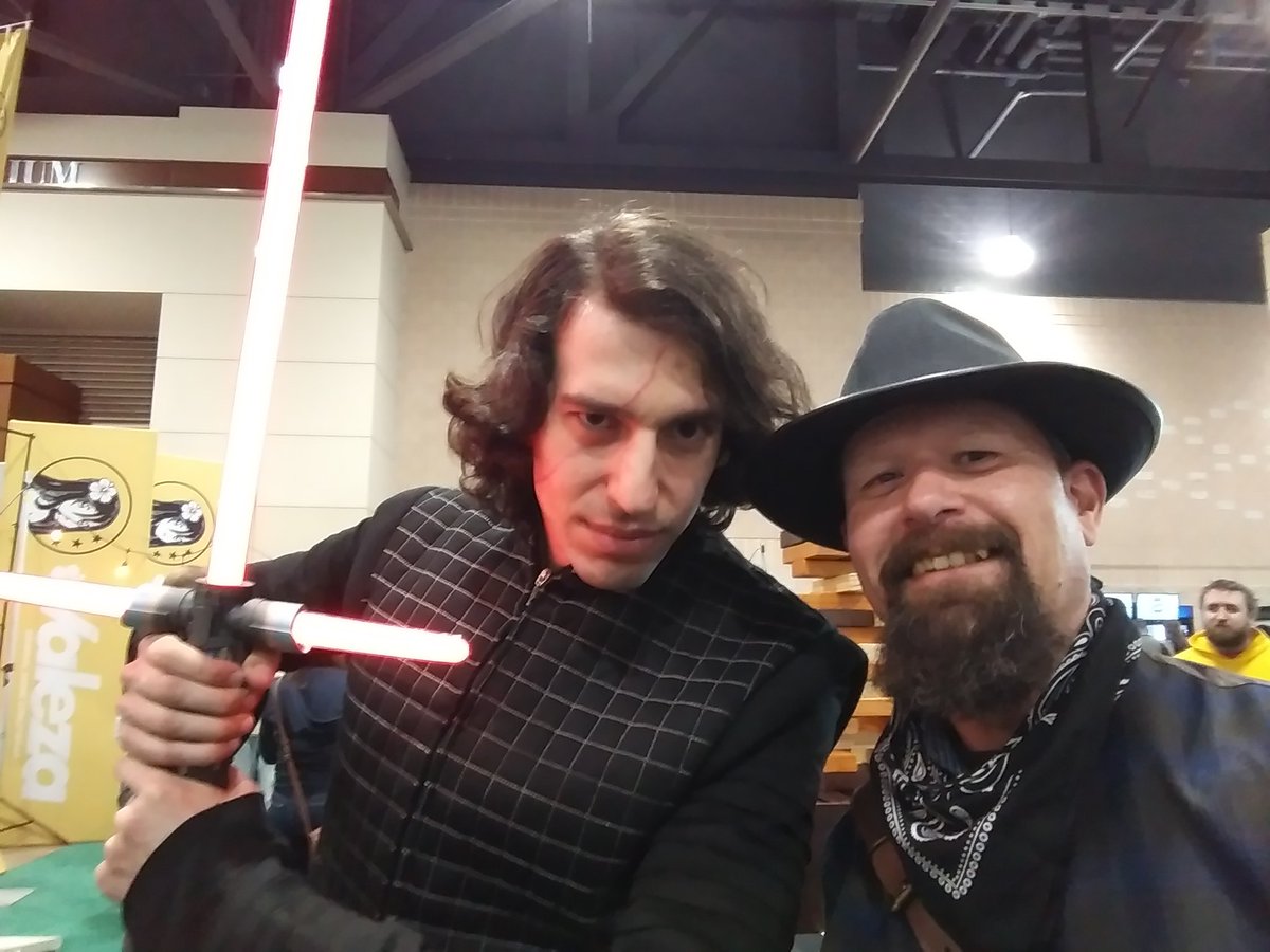 Crossover Central with Adam Driver's twin...minus the ears 😂 #FanExpoPhiladelphia #fanexpophilly