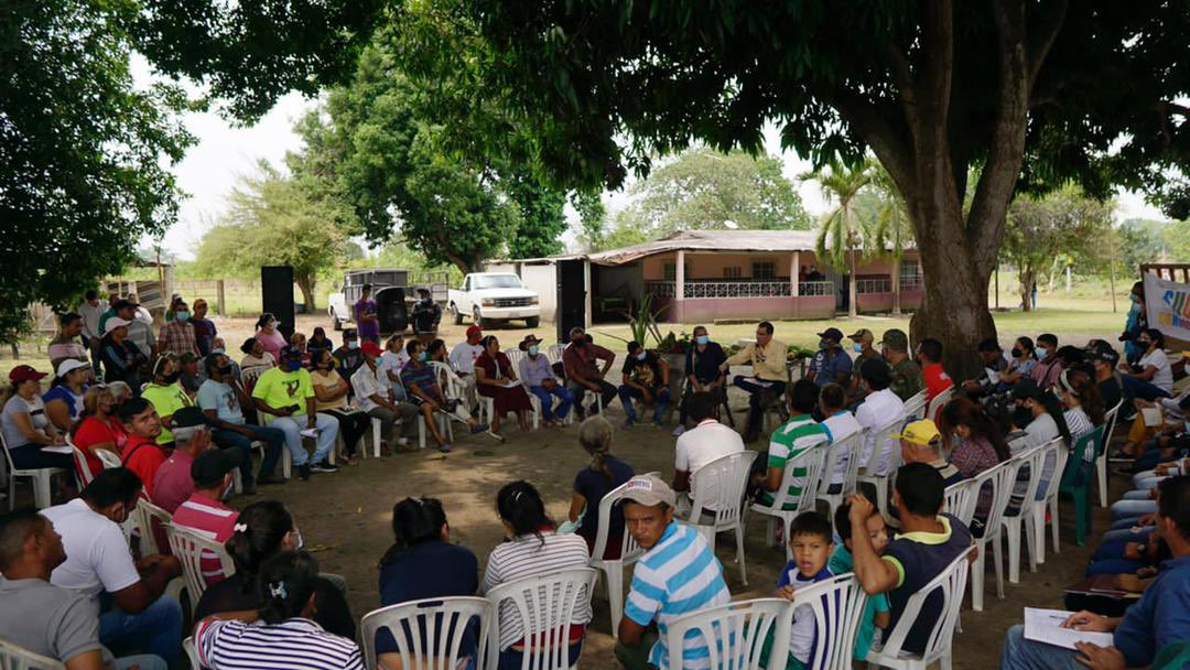 mincomunas_ve's tweet photo. Juan Tarazona, vocero de la Comuna “Productores Unidos de Ticoporo” propone “fortalecer la producción del maíz ya que se produce en cantidad (...) El objetivo es que los pequeños, medianos y grandes productores se beneficien de ellos y consigan el producto a buen precio”. https://t.co/hRtLdUY38L