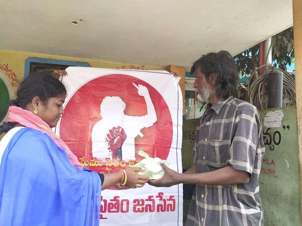 MemuSaithamJSP's tweet photo. 27-3-2022
శ్రీ పవన్ కల్యాణ్ గారి స్ఫూర్తితో ఈరోజు పాలకొల్లు నియోజకవర్గ పరిధిలోని "మేము సైతం జనసేన" టీమ్ కవురు యశ్వంత్ గారి ధన సహాయంతో రోడ్డు పక్కన ఉండే పేదలకు అన్నదానం చేయడం జరిగింది.
#Week64 
Late Post✓
#MemuSaitham #JanaSena 
#Palakollu @JanaSenaParty https://t.co/00ggZvDhMK