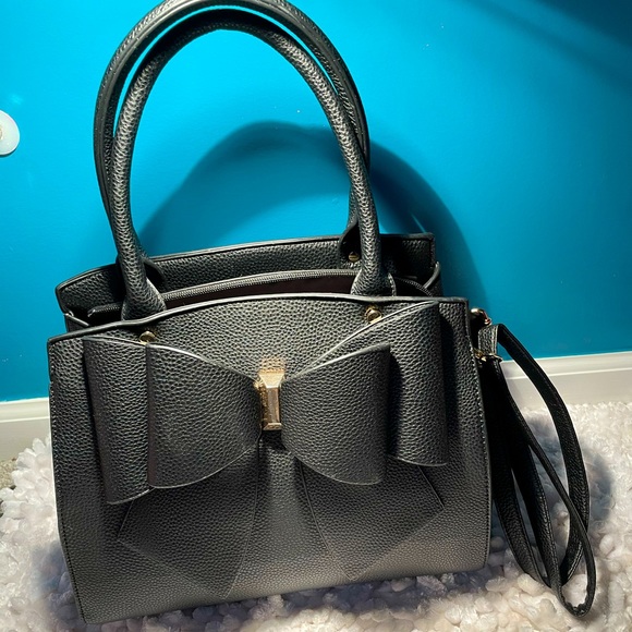 ClosetShannel's tweet photo. So good I had to share! Check out all the items I'm loving on @Poshmarkapp from @77suzyc #poshmark #fashion #style #shopmycloset #glassons #billabong: https://t.co/ZgFKLJqdbL https://t.co/vXguMuN8uX