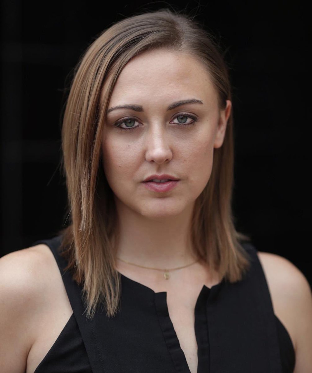 ElenaWeinberg's tweet photo. My favorite headshot I’ve ever taken took 15 min and was next to a dumpster https://t.co/wPkK6J8VbI