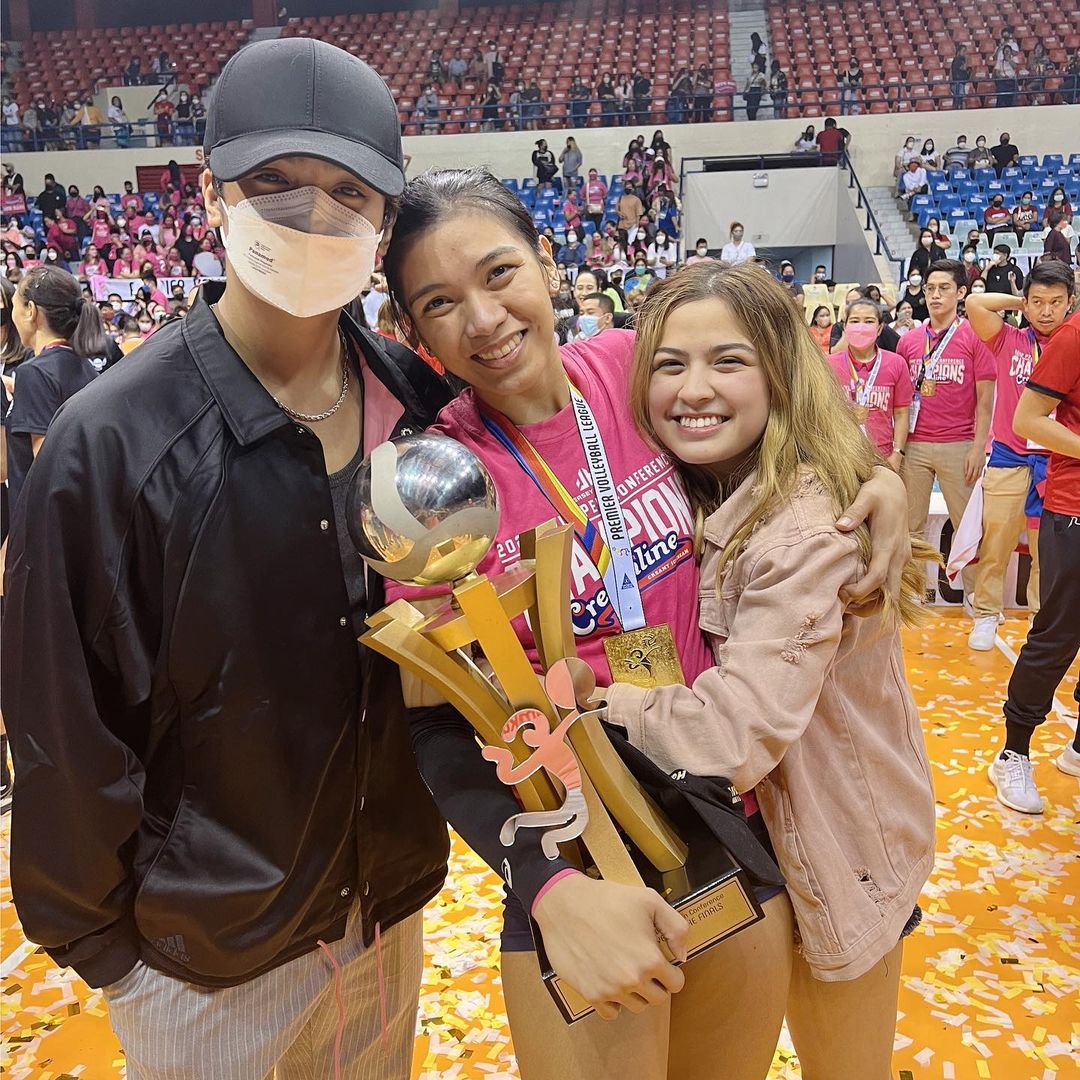 TV5manila's tweet photo. “Fangirling over our MVP and my pepper”

Supportive ang mga co-housemates at friends ni PVL MVP Alyssa Valdez na sina Alexa Ilacad, Kd Estrada, at TJ Valderrama na nanood ng game nila sa #PVL2022 finals! 🙌🏻

Abangan ang #KDLex sa #ASAPonTV5, Sundays at 12NN

📸: IG | @alexailacad https://t.co/c0OwoWM8MD