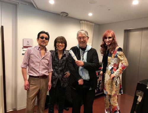 takashi_mtmt's tweet photo. アルフィーの坂崎幸之助さんからライブに誘われて京都ロームシアターへ。人生はじめてペンライトを振ってみた。作詞家になりたての頃、彼らのデビュー作を京平さんと作ったが、あまり成績が良くなかった。そのことをずっとずっと申し訳なく思ってたので、こうして会えてよかった。 https://t.co/hDIyFI3LpU