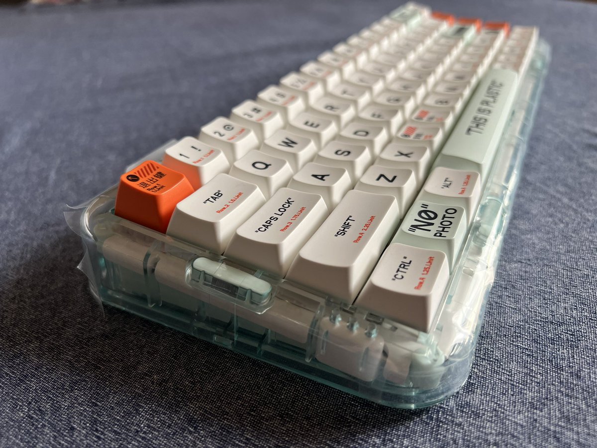 petefang's tweet photo. 疫情原因物流耽误了几天,但是超帅的Melgeek Mojo68 Plastic今天早上还是送到了!我的版本已经让淘宝卖家“数字良品”把出厂的轴换成了凯华Box白轴。New toy arrived this morning: Melgeek Mojo68 Plastic with Kailh Box White switches installes! https://t.co/CVycjbiY09