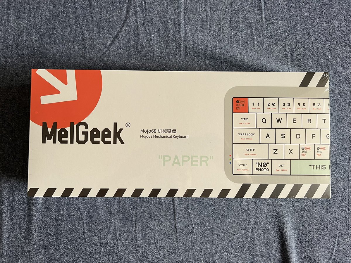 petefang's tweet photo. 疫情原因物流耽误了几天,但是超帅的Melgeek Mojo68 Plastic今天早上还是送到了!我的版本已经让淘宝卖家“数字良品”把出厂的轴换成了凯华Box白轴。New toy arrived this morning: Melgeek Mojo68 Plastic with Kailh Box White switches installes! https://t.co/CVycjbiY09