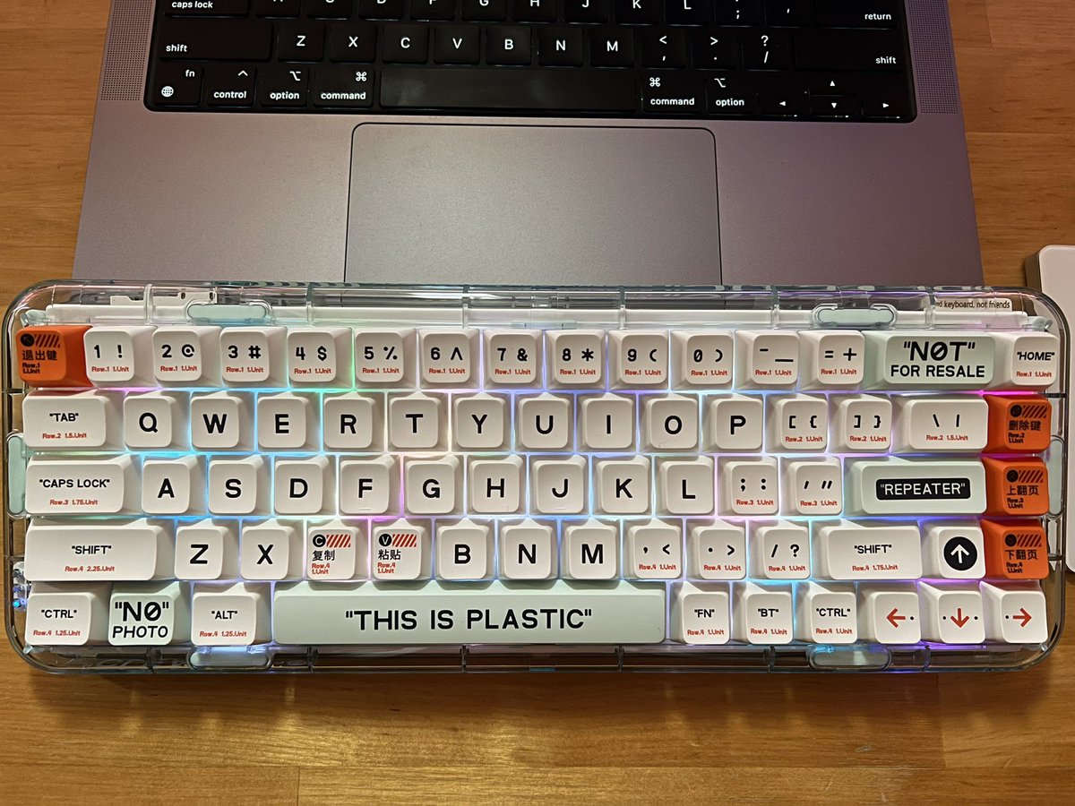 petefang's tweet photo. 疫情原因物流耽误了几天,但是超帅的Melgeek Mojo68 Plastic今天早上还是送到了!我的版本已经让淘宝卖家“数字良品”把出厂的轴换成了凯华Box白轴。New toy arrived this morning: Melgeek Mojo68 Plastic with Kailh Box White switches installes! https://t.co/CVycjbiY09