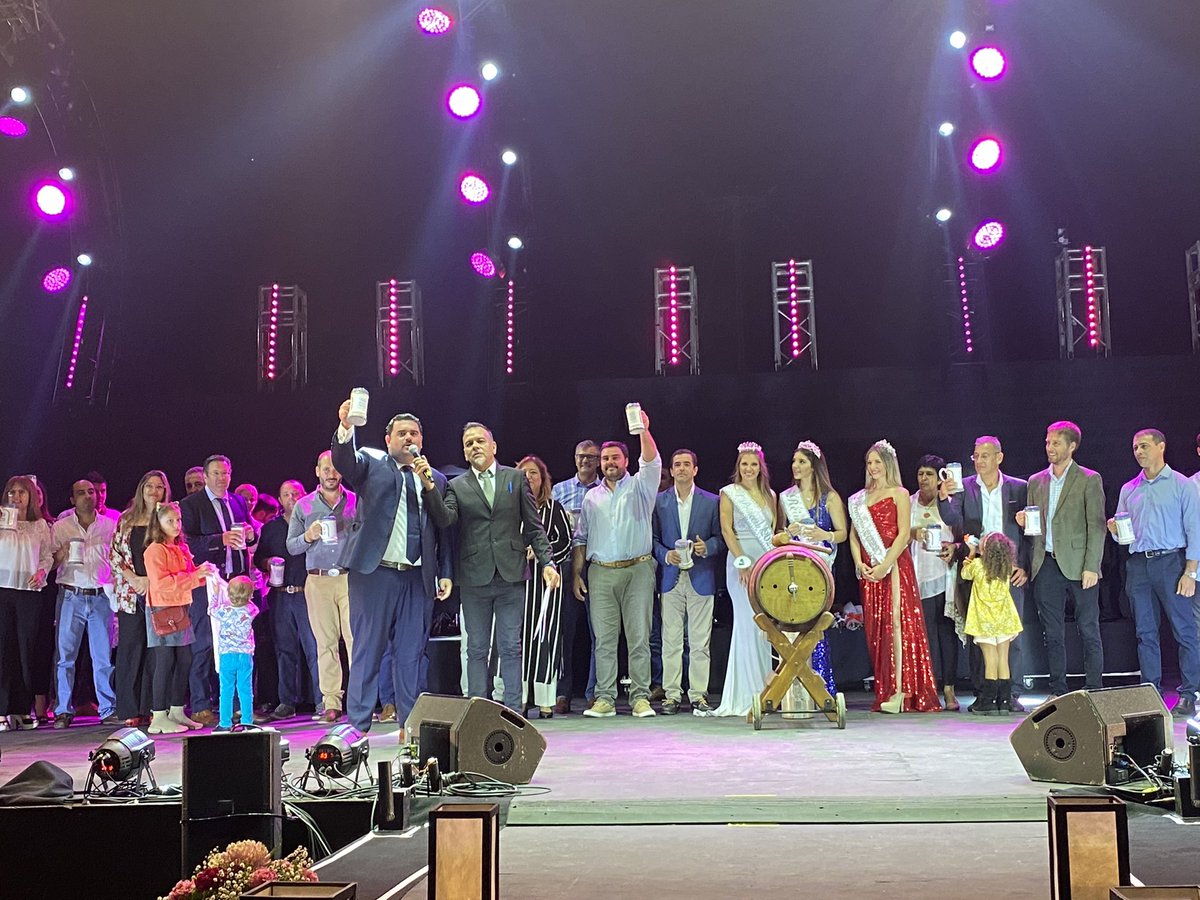 OliveraPdu's tweet photo. Comenzó la mejor fiesta del país!!! 
Démonos todos los abrazos y brindemos por todo lo que no pudimos hacerlo en estos años!!!! https://t.co/K7P0m3QIaX