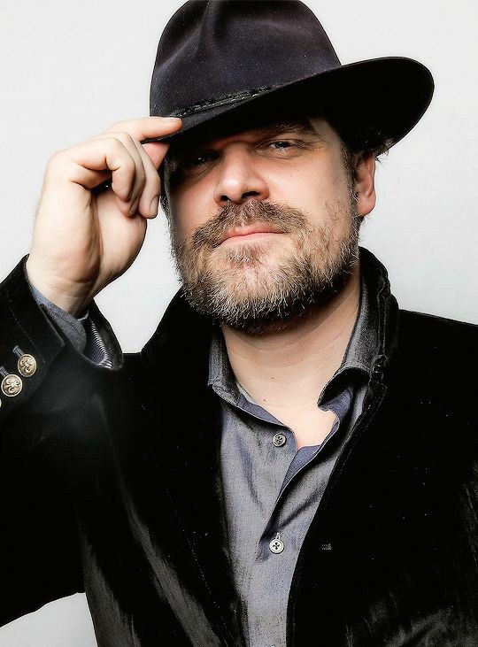 Hoje o David Harbour, O nosso querido delegado Hopper está fazer 47 anos!! Happy birthday David 