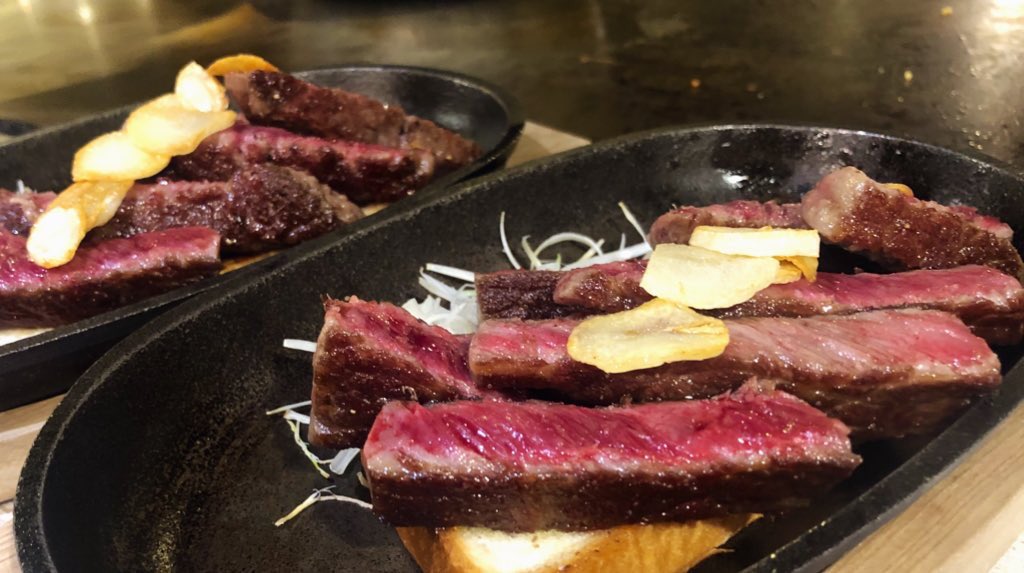 本日のランチセット。

🥩特選和牛(フィレ赤身肉)
🥩和牛(肩三角)
🥩オージービーフ
🥩ハートステーキ
🥩豚ロース

＋ご飯　お味噌汁　牛すじ煮込み

です。
お待ちしております。