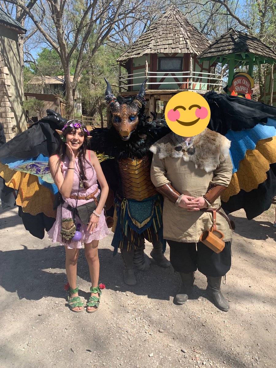jennjen18306153's tweet photo. I had a very awesome time at the #SRFestival ! I didn’t realize how sweaty and dusty I looked until after the photo LOL also shout out to #fireflicker the dragon https://t.co/Z2jKHqwL9m