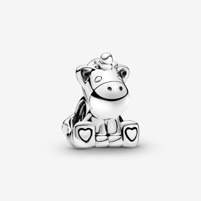 IReadmire's tweet photo. @crypto_unicorns The twins surround the unicorn  #InternationalUnicornDay @crypto_unicorns https://t.co/617xKeGZCb