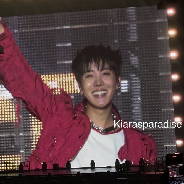 JHOYA94's tweet photo. prettiest smile ever https://t.co/NxGOBWJYWO