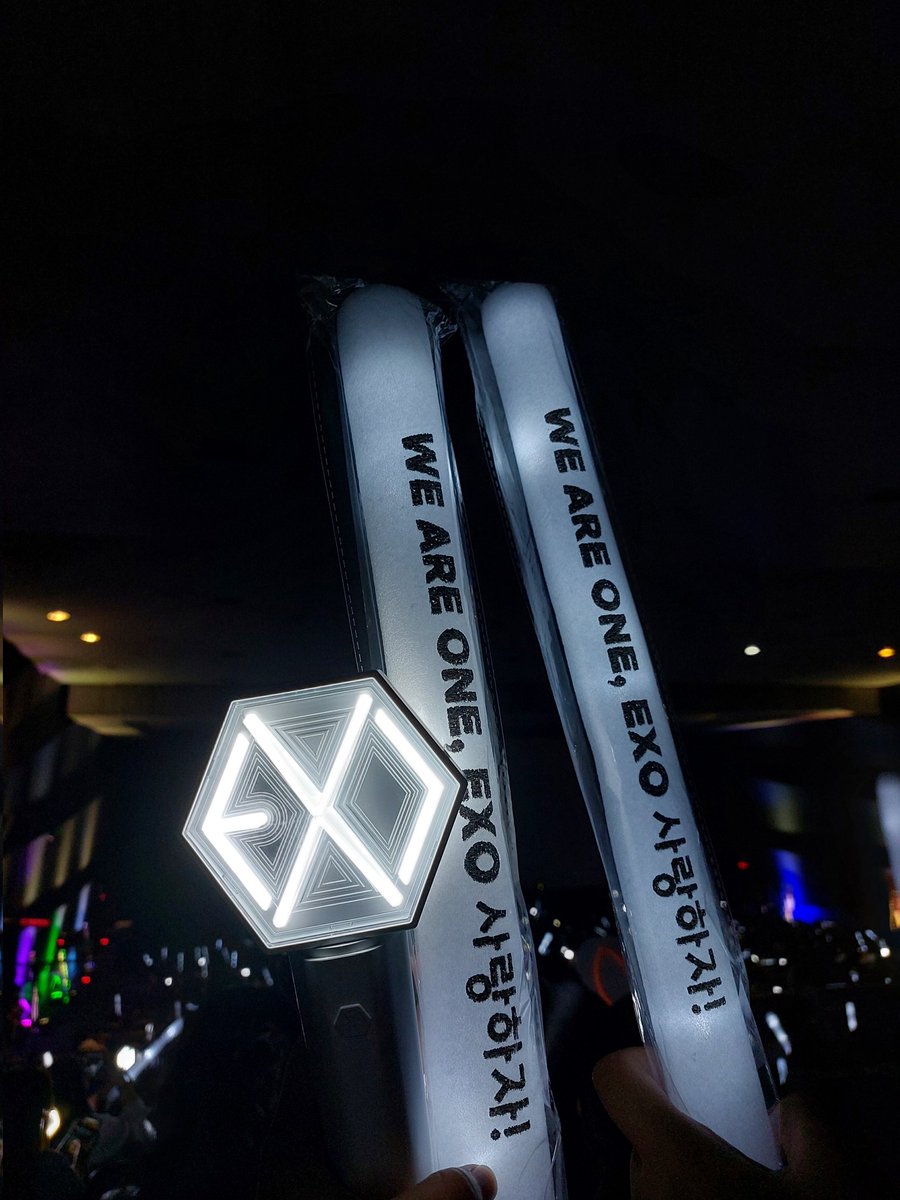 cheolgiwaaa's tweet photo. Same day nag decide na umattend, kaya gg talaga makahanap ng pasalo. After exo chapter two, ngayon na lang ulit tayo nagsama sa iisang event @dawonsyeoja @monbabyyyyyyy 
Thank you po sa experience 🖤🤍 @IsangDekada4EXO 

#IsangDekada4EXO 
#10yearswithEXO https://t.co/U5SSDF04cO