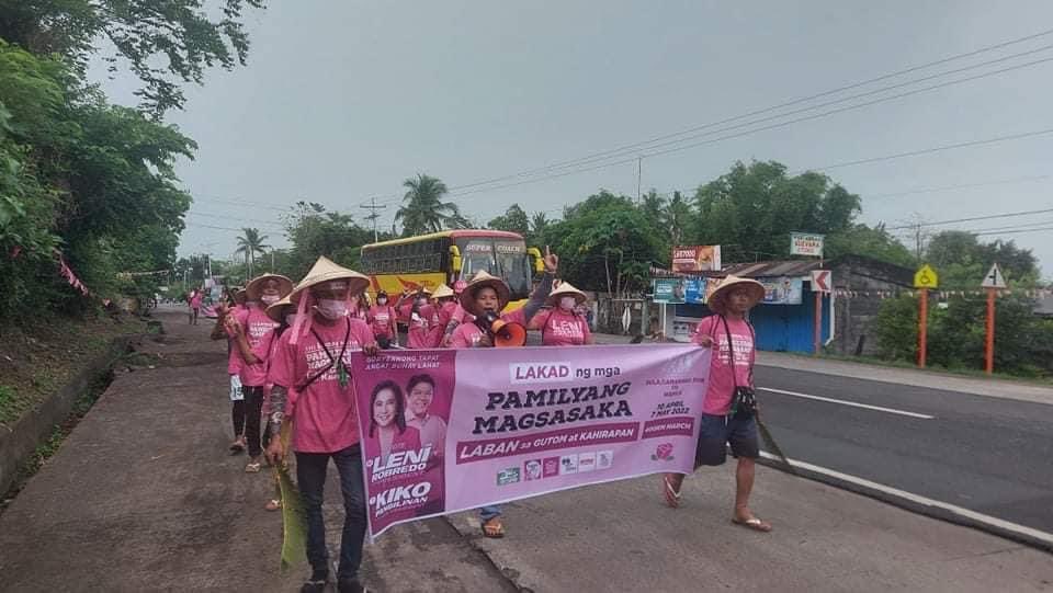 RobredoCampaign's tweet photo. Banasi farmers     🤝     Sumilao farmers
                       #LeniKiko2022 

Nakikiisa sa mga Sumilao farmers ang ating mga magsasaka mula Banasi, CamSur sa paglalakad at pagpapakita ng suporta kina #LeniKiko2022. Ito ang tunay na pagkakaisa! 💖 https://t.co/1cY5H6GtNa