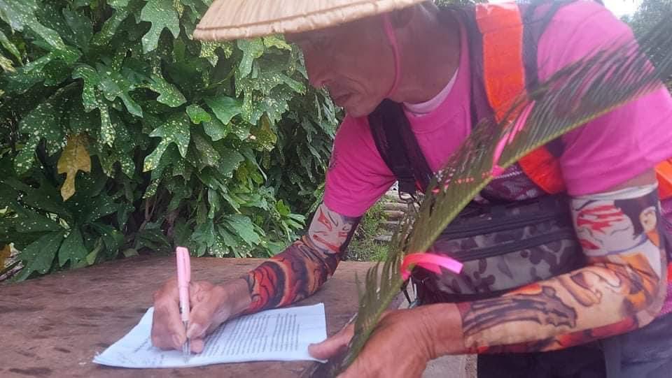 RobredoCampaign's tweet photo. Banasi farmers     🤝     Sumilao farmers
                       #LeniKiko2022 

Nakikiisa sa mga Sumilao farmers ang ating mga magsasaka mula Banasi, CamSur sa paglalakad at pagpapakita ng suporta kina #LeniKiko2022. Ito ang tunay na pagkakaisa! 💖 https://t.co/1cY5H6GtNa