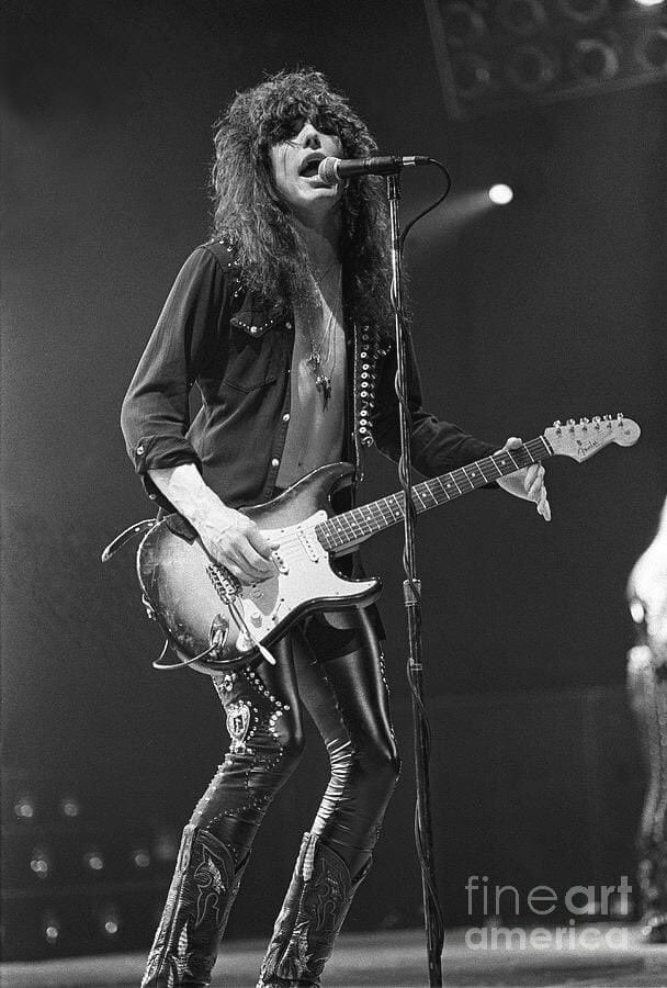 TomKeiferMusic's tweet photo. Flashback 📸 1989
With my fave @Fender ‘59 Strat https://t.co/U75fcX9M4z