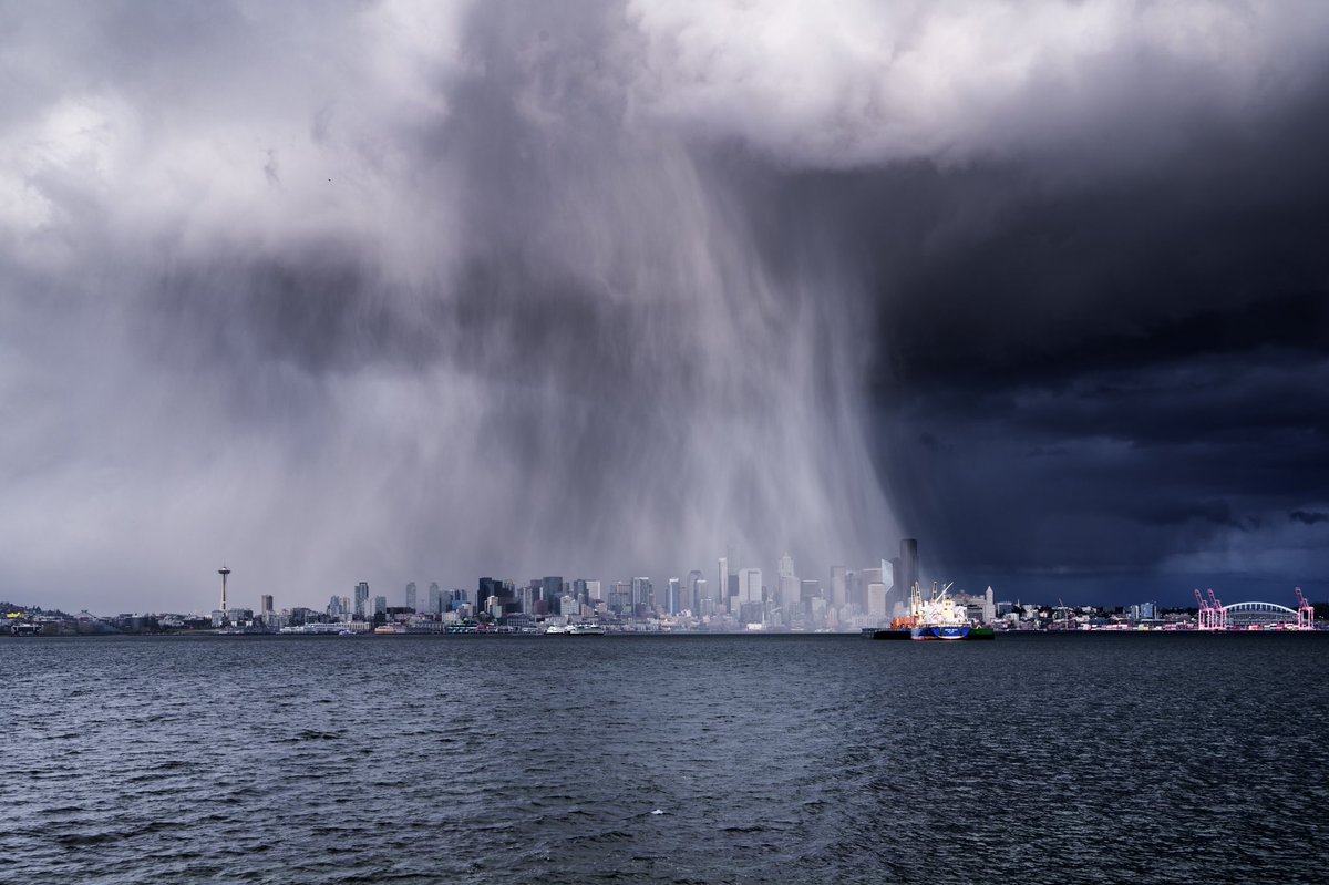timdurkan's tweet image. Tonight here in Seattle #springtime