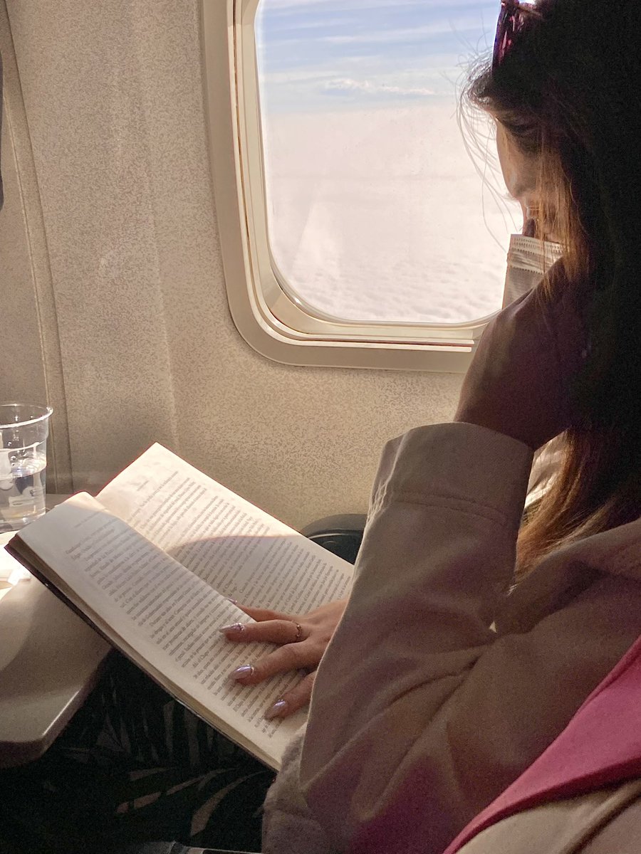 karolsevilla's tweet photo. Aveces es bueno escapar del mundo, y entrar a otros. https://t.co/GkEd625iJT