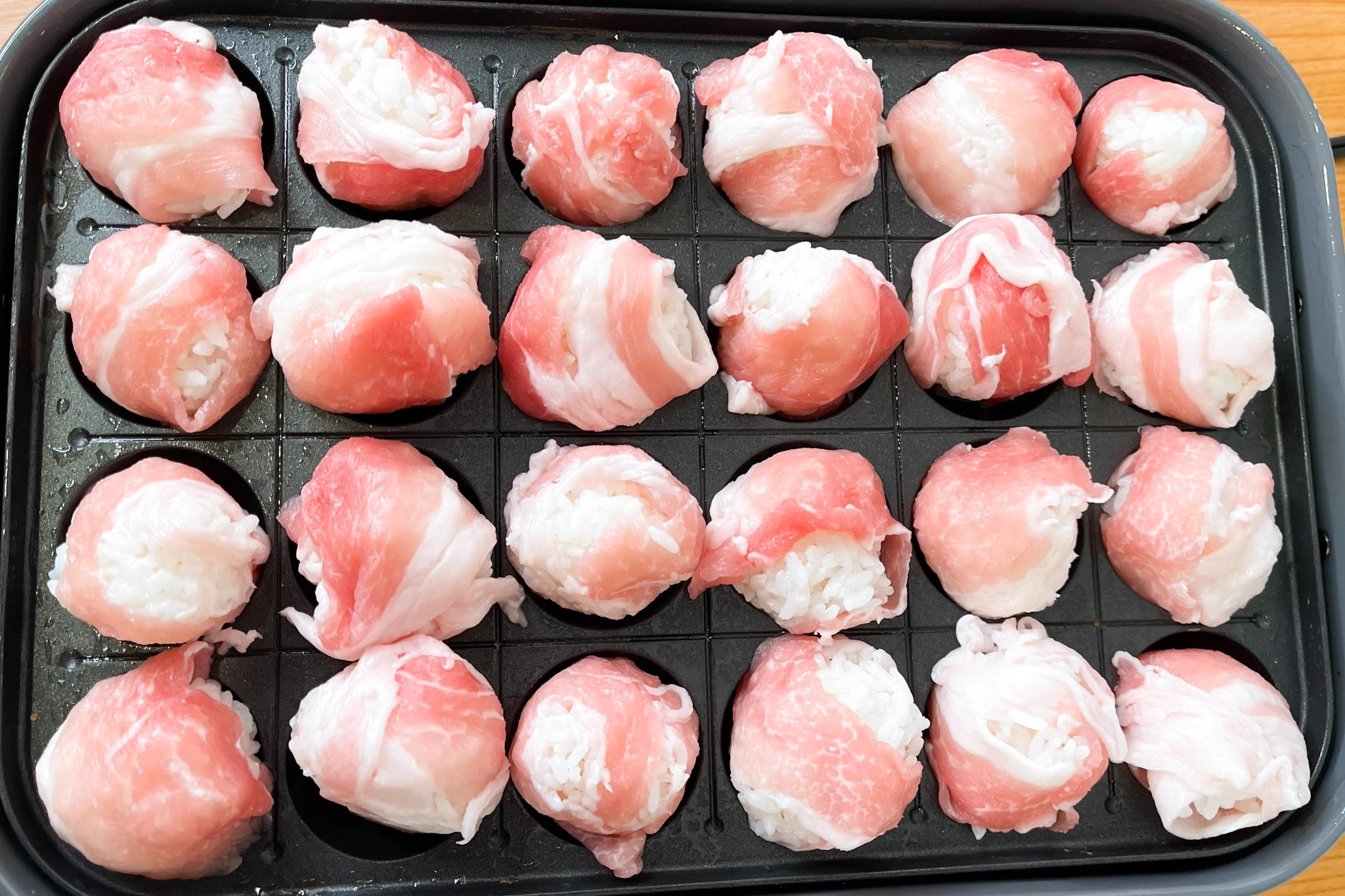 みんなでやったら楽しそう。「たこ焼き器でコロコロねぎ塩豚カルビ」