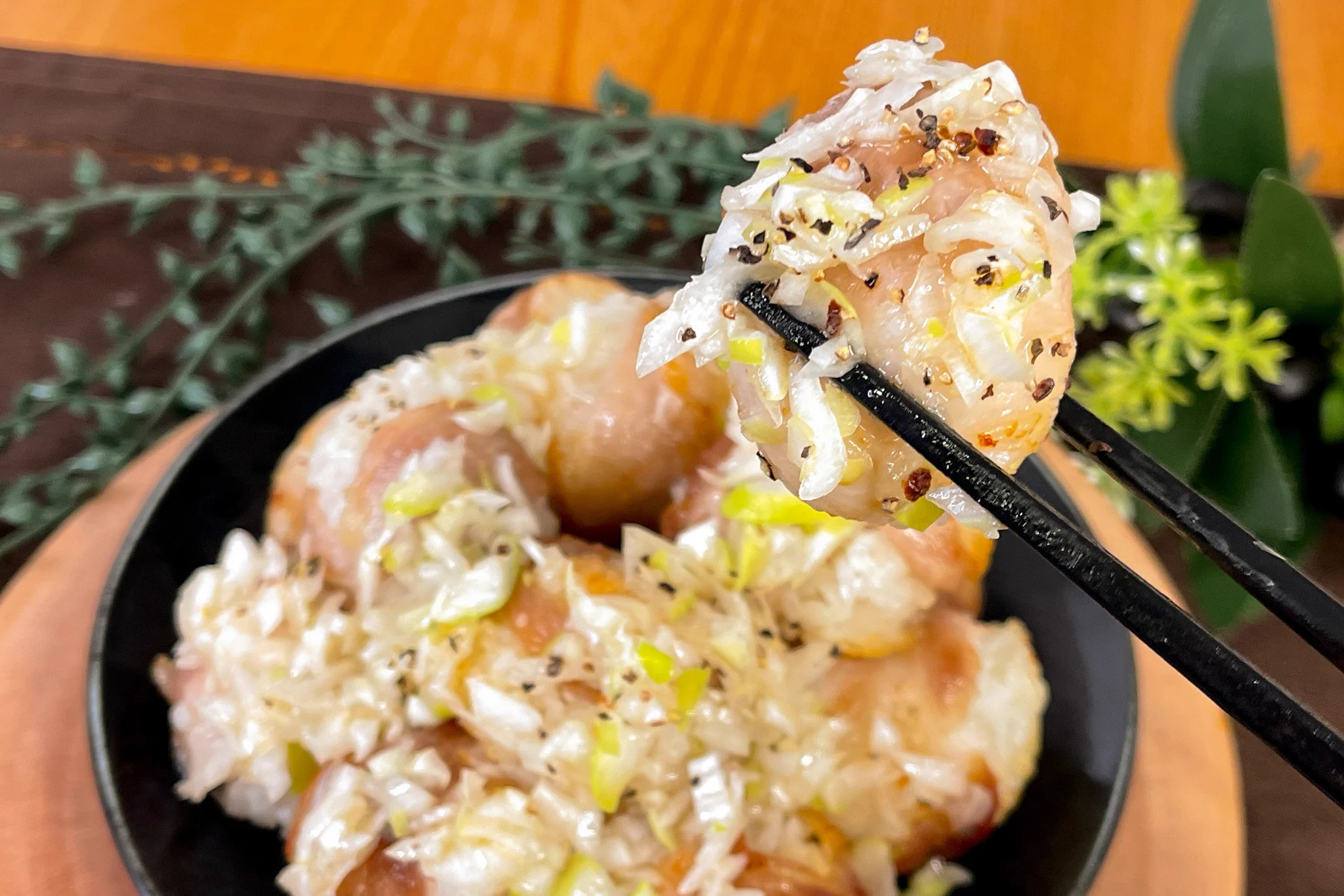 みんなでやったら楽しそう。「たこ焼き器でコロコロねぎ塩豚カルビ」