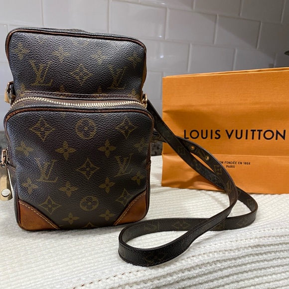 Dem37551067's tweet photo. So good I had to share! Check out all the items I'm loving on @Poshmarkapp #poshmark #fashion #style #shopmycloset #louisvuitton: https://t.co/TKL19bwjbS https://t.co/8R7Y8ub7mv